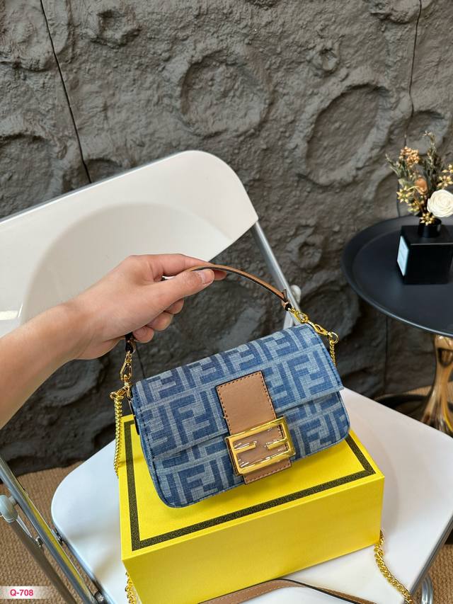 配折叠盒 尺寸19.12Cm Fendi最新丹宁牛仔法棍包 就是夏天的专属 非常轻便、百搭、时尚达人必备爱它就拥有它吧