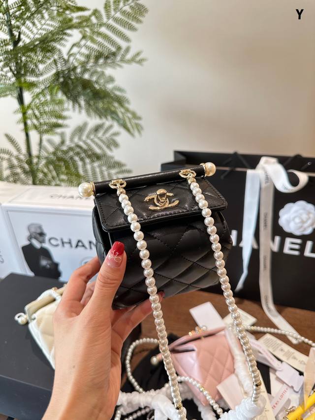 Chanel 24S珍珠链mini三角包 #Chanel #香奈儿#Chanel24S #珍 珠#Chanel珍珠链条小废包也太可爱了吧 手感好 到爱不释手珍珠