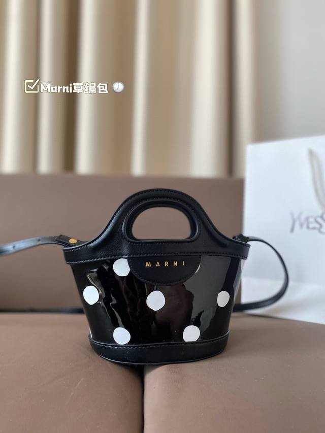 Marni草编包 谁还没有入marni的草编包包呀～各大网红博主穿搭必备，各种风格的小裙子、短裤都能轻松驾驭，不喜欢大号编织包的小姐姐就可以考虑入手这只呀，可可