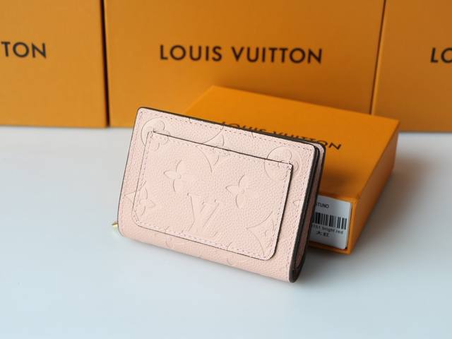 颜色 粉尺寸 11X8.5M80151 钻石纹压花用柔软的眩光皮革进行了图标的单克图案的压花加工的单克 安特尔皮革制作的“Port Foil Claire”。紧 颜色 粉尺寸 11X8.5M80151 钻石纹压花用柔软的眩光皮革进行了图标的单克图案的压花加工的单克 安特尔皮革制作的“Port Foil Claire”。紧