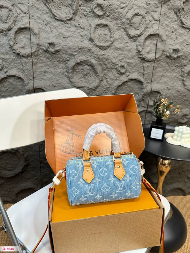 配全套礼盒包装 Lv牛仔丹宁迷你小枕头啊啊啊啊啊啊！！！！ 又一个小可爱横空出现 很软很软的牛仔布～拿在手里简直不要太爱 尺寸16.10Cm