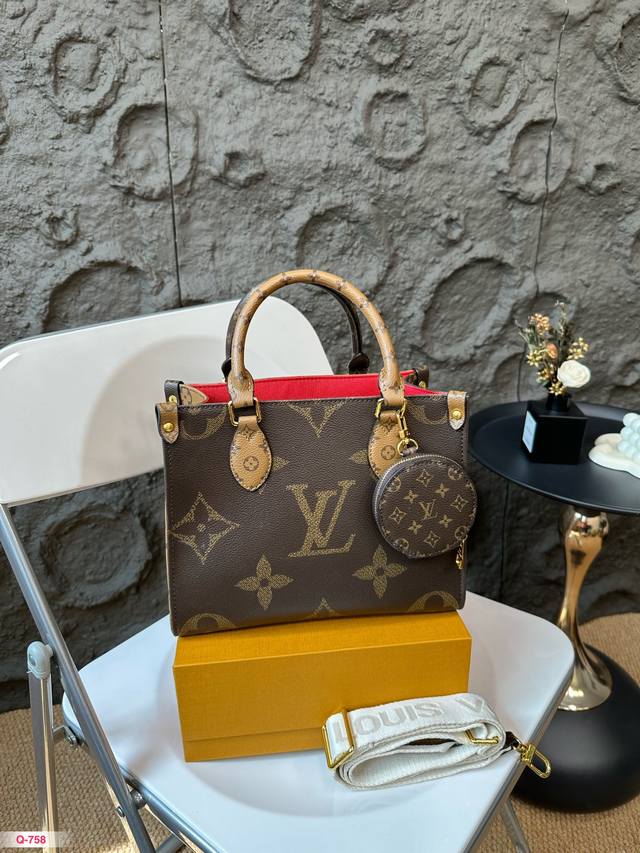 配折叠盒 Size: 25.20Cm Lv二合一onthego托特包 来个不一样的 这只包复古氛围拉满up! 版型,面料五金味道都ok 配折叠盒 Size: 25.20Cm Lv二合一onthego托特包 来个不一样的 这只包复古氛围拉满up! 版型,面料五金味道都ok