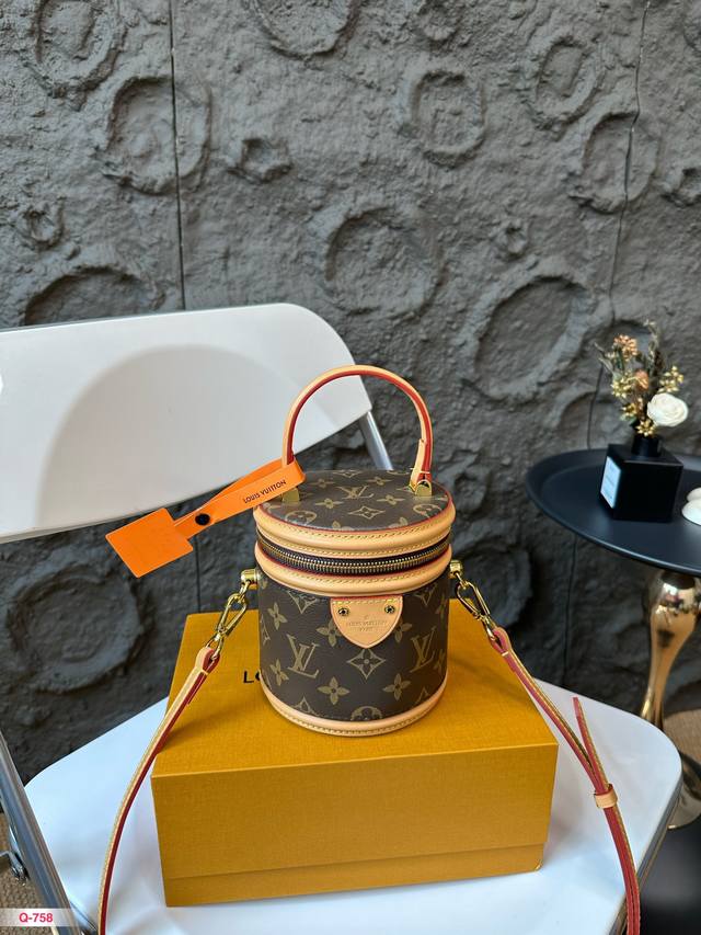 配折叠盒 路易威登lv 发财桶 水桶包 一个名字听起来挺厉害的女设计师借鉴“Lv家一款叫 Cannes80年代的化妆箱”，然后融合一些老厉害的时尚元素，估计食堂