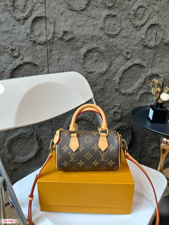 配折叠盒 尺寸16.10Cm Lv迷你枕头包speedy Nano小小的一只无敌小可爱。小个子背太合适了吧。 越看越喜欢，可以装很多东西，出门背逛街拍照完全足够