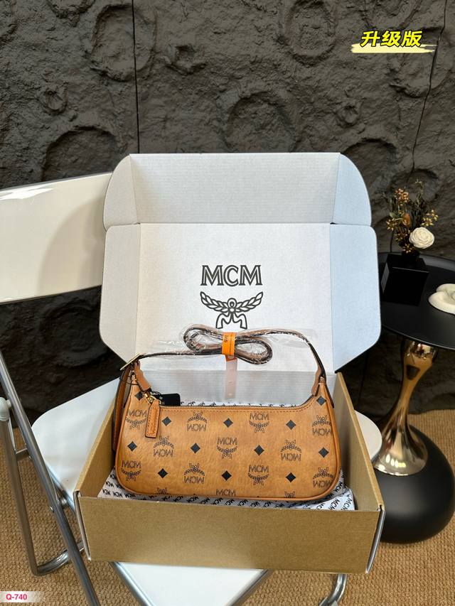 配礼盒 升级版mcm腋下包必须种草 太好看了 质感一流 大小合适 带拉链安全性高高的 尺寸26.10Cm