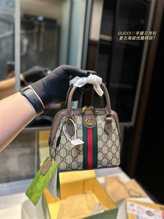 礼盒包装 Gucci 酷奇ophidia 经典老花贝壳包 圆顶造型设计，实用性和性价比 经典的红绿条纹配上双g Logo， 百搭又耐看，撞包几率也很低！ 追求个