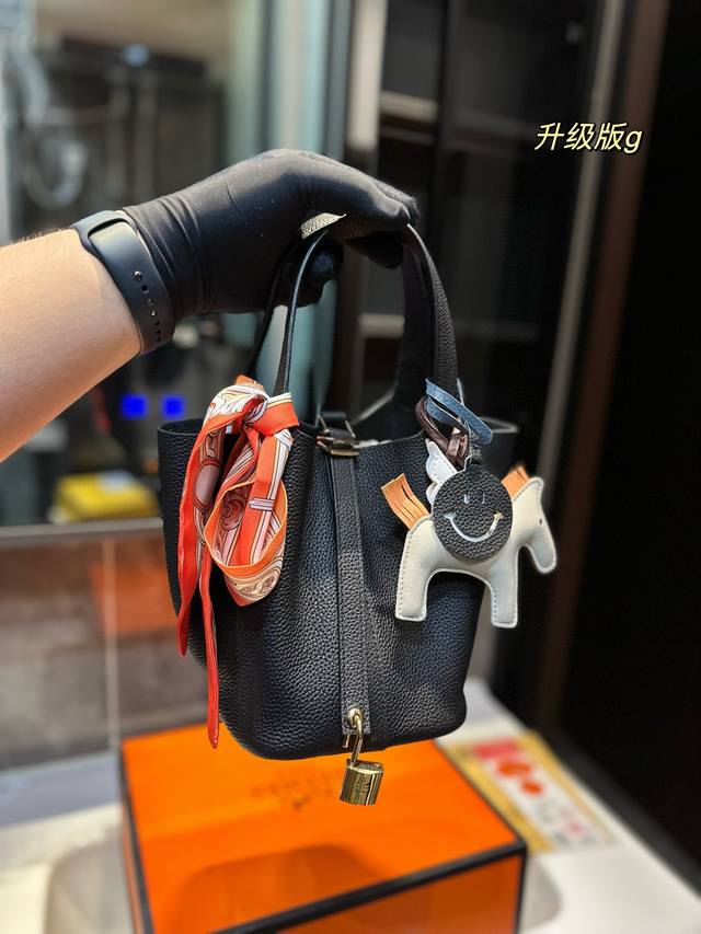 Hermès Picotin菜篮子如果出门仅可以带一个包包，那必然是爱马仕菜篮子奢侈品中的经典之作，包身日本zp 五金及印刻国内组装！媲美专柜的版本 尺寸：18