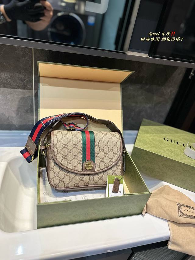 折叠礼盒 Gucci 新品 老花邮差包 单肩斜挎包刷爆某书 超级男士们，女士们，通通可以使用 大牌明星时尚达人 最爱单品 经典 真心狂推各位必留款 容量也很大
