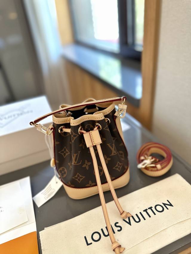 顶级芯片版 “折叠礼盒飞机盒” Lv 23Ss 新款 Mini 小水桶 手柄的设计 比nano容量大 比bb更小巧 喜欢不要错过 彩色超细纤维粘合内衬,金色金属 顶级芯片版 “折叠礼盒飞机盒” Lv 23Ss 新款 Mini 小水桶 手柄的设计 比nano容量大 比bb更小巧 喜欢不要错过 彩色超细纤维粘合内衬,金色金属