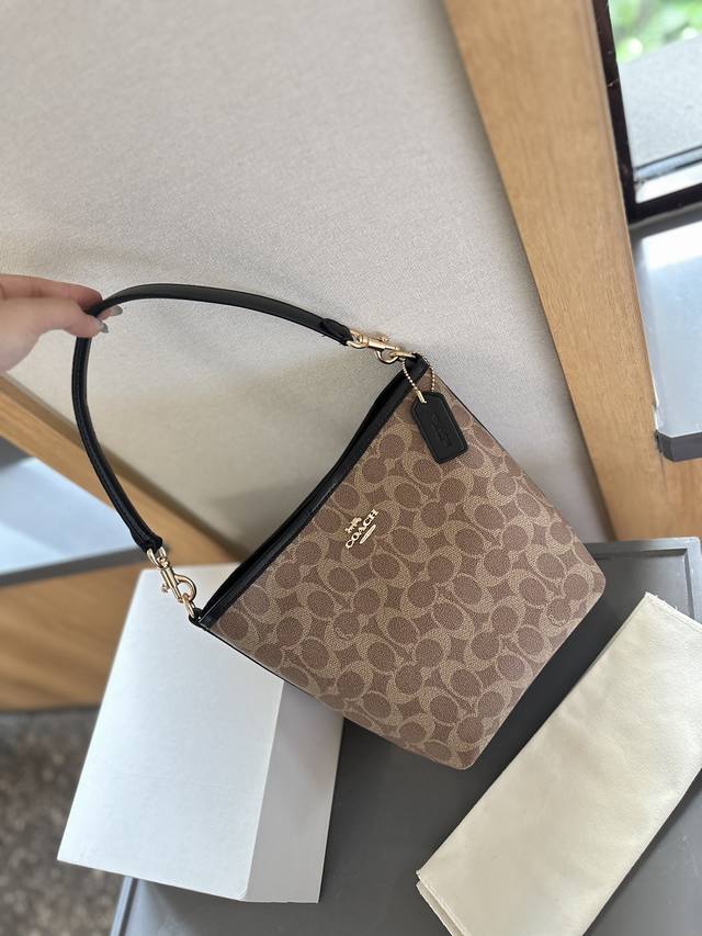 折叠礼盒包装 Coach 奥莱新款水桶包 City 17 水桶包一直都是经典 常见的包型 手柄和斜挎肩带都可拆卸 互不干扰使用了 -真是太贴心了~N尺寸21 1 折叠礼盒包装 Coach 奥莱新款水桶包 City 17 水桶包一直都是经典 常见的包型 手柄和斜挎肩带都可拆卸 互不干扰使用了 -真是太贴心了~N尺寸21 1