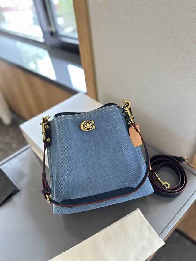 折叠礼盒包装 Coach新款 牛仔 Willow 水桶包单肩斜挎包这款包包可以说是之前水桶包的升级版。包內部增加了1个拉链隔层,提升了安全性,2个开放式隔层和供