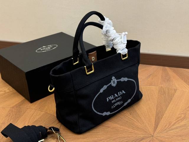 配盒 Size：32.21Cm 又是心动prada托特的一天. 松弛慵懒的tote包真的爱惨了 普拉达 Tote 购物袋 上身满满的高级感！ 日常通勤必备哦！