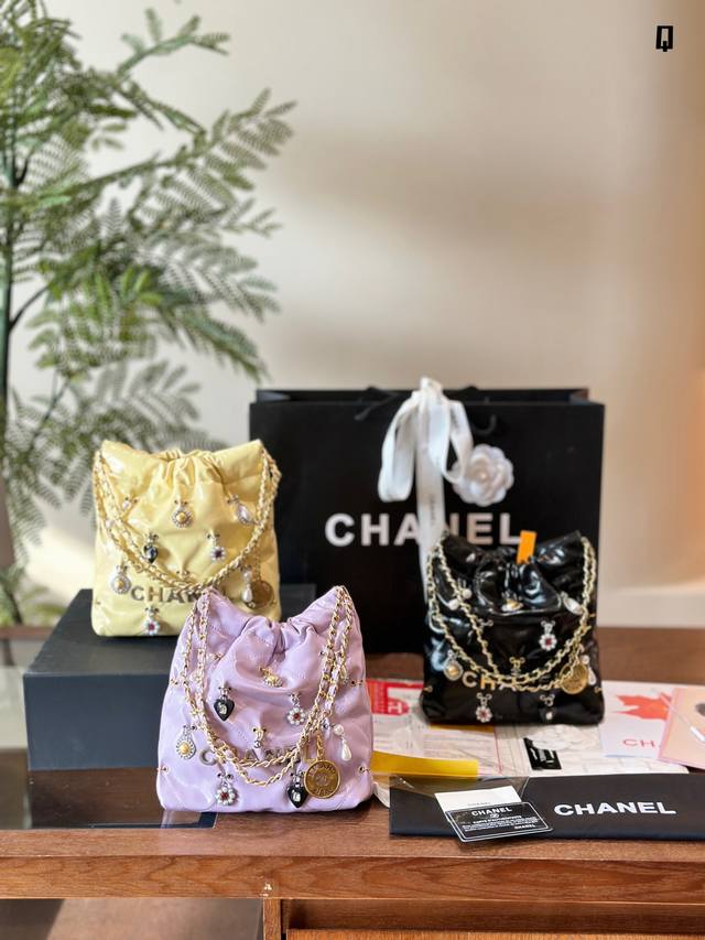 Chanel缀满徽章的迷你22手袋新包来袭 24A Mimi Ll Chanel 缀满徽章的迷你22手袋新包来袭特特高级手工坊系列手袋，今年的香奈儿高级手工坊系