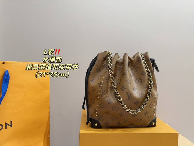 尺寸21.25 Lv水桶包 新季包袋作品中最引人注意的新款 Neonoe 水桶 包,设计师将品牌标;志性 Monogram 花卉造型融入包包的底座,搭配如同花苞 尺寸21.25 Lv水桶包 新季包袋作品中最引人注意的新款 Neonoe 水桶 包,设计师将品牌标;志性 Monogram 花卉造型融入包包的底座,搭配如同花苞