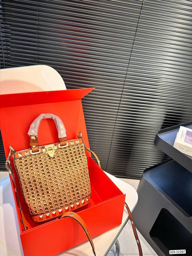 配折叠盒子 Valentino 华伦天奴编织包24春夏浓浓的度假风，却也适合日常觉得这样的包包得有一个，毕竟，海浪、沙滩，没人想拒绝# 尺寸：16 18.5 货