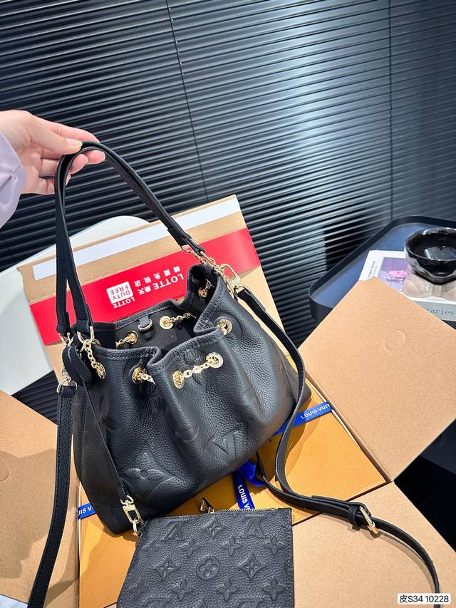 配飞机盒折叠盒子 Lv 头层牛皮水桶包 手感很好 很软同时浮雕lv的字样在包身 第一眼被吸引到的就是它的质感给人一种视觉享受非常的舒服 手感和视觉效果是一样的