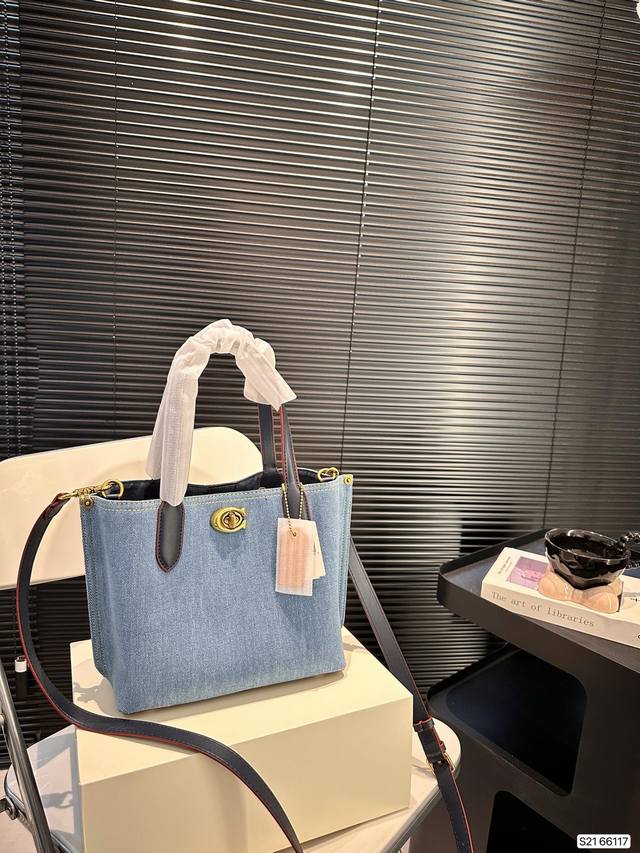 配折叠盒子 蔻驰5月新款托特包 蔻驰最新一季的 休闲随性的包型, 腋下 斜挎都不成问题 通勤必备尺寸:23 20 货号66117 配折叠盒子 蔻驰5月新款托特包 蔻驰最新一季的 休闲随性的包型, 腋下 斜挎都不成问题 通勤必备尺寸:23 20 货号66117