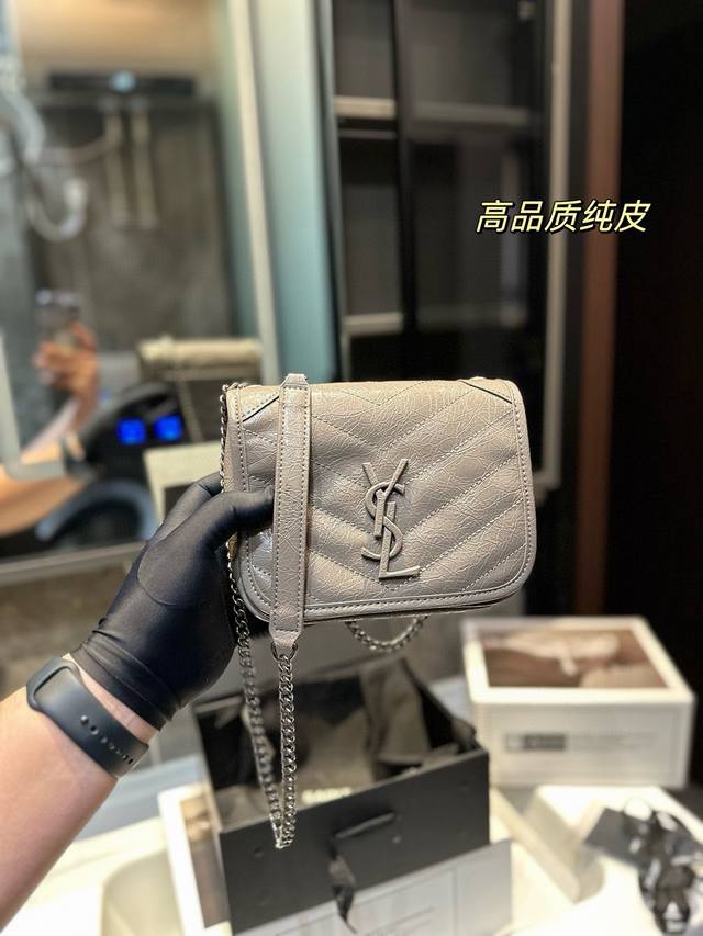 礼盒包装 爆款迷你niki新品到货! 最适合用的小包包,进口油蜡皱牛皮纹理和光泽度都很复古又别致!手感无敌柔软,随意凹折没问题五金表面由牛皮包裹着!E尺寸:19 礼盒包装 爆款迷你niki新品到货! 最适合用的小包包,进口油蜡皱牛皮纹理和光泽度都很复古又别致!手感无敌柔软,随意凹折没问题五金表面由牛皮包裹着!E尺寸:19