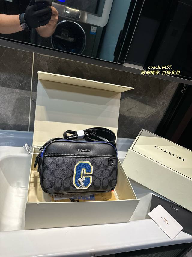 蔻驰相机包 史努比联名logo相机包 推荐这款coach经典字母的男士相机包，凹造型必备，容量也着实惊到我了，看起来不大，但是手机钥匙耳机充电宝墨镜圖p统统往里