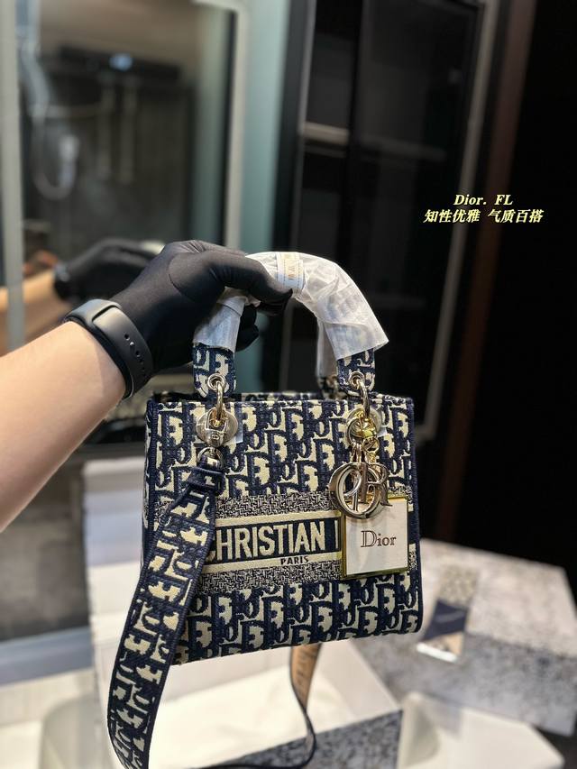 D家 刺绣戴妃包 现代休闲且优雅 刺绣宽肩带 特别！特别！！！ 24Ss 新年新款 Size：24*20Cm