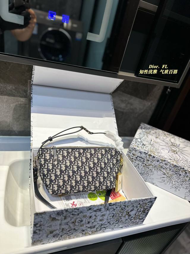 迪奥dior 腋下饭盒包 包型太可爱了 容量非常可，日常通勤都没问题 可咸可甜 质感满分 工艺非常讲究 细节立体感拉满尺寸21.14