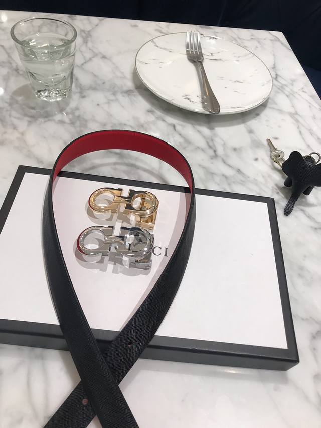 一条带一个扣 一条带两个扣 菲拉格慕 原版带身.双色为一体.双面可用。一面黑色 一面红色搭配菲拉格慕新款精品扣。原产皮料定制，时尚男女必备专柜宽度2.5Cm.