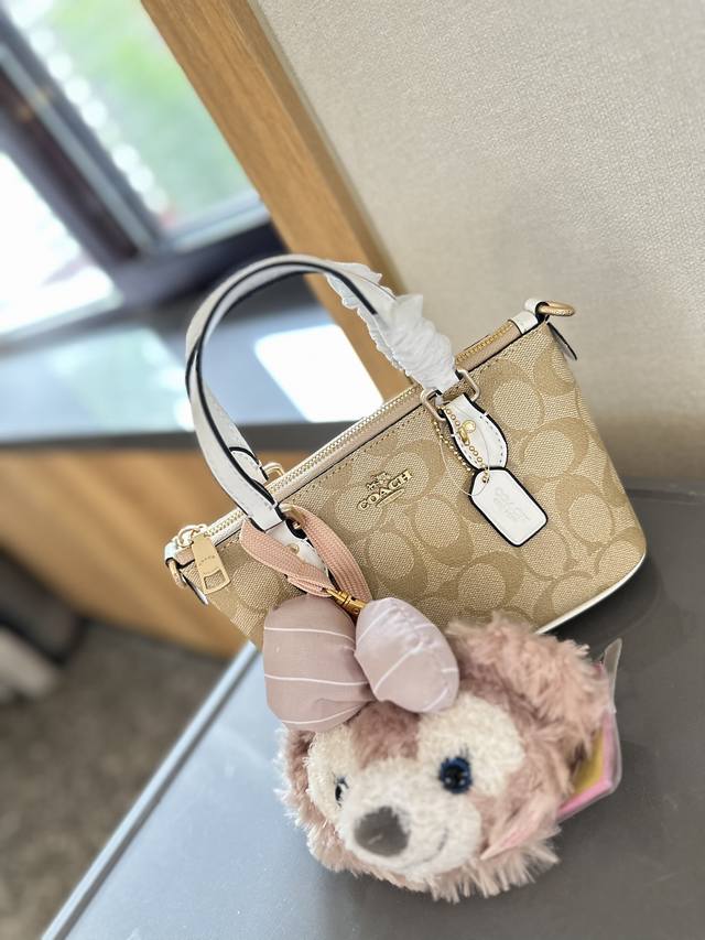 送雪莉玫 折叠礼盒包装 Coachgallery 2024 年新款饺子包 面料是经典的logo 老花 非常百搭 小小一只很适合 日常物品都可以容纳 尺寸18