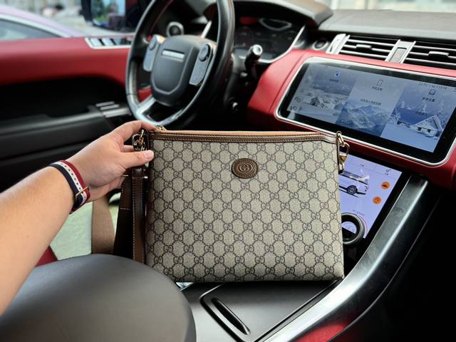 高端货 “ Gucci ”古奇手拿包 Gucci古驰单肩斜挎包。可拆卸肩带拉链开合 帆布拼 皮革男款棕色 米色 高清五金logo标志、专用内里。顺滑拉链、油边平