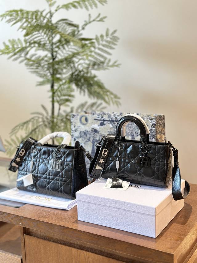 Diord-Sire系列 +新品首发t+2024时尚主流油蜡皮系列之新品d-Sire系列小号m1150S 采用进口褶皱牛皮精心打造 搭配同色调哑光金属 休闲实用