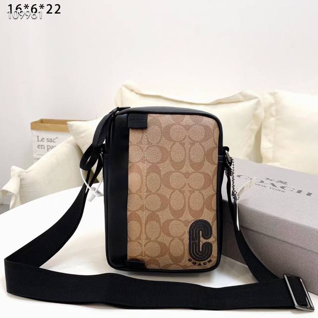 Coach专柜最新款精致的外观，特订原版pvc，原版专柜五金感真棒。顶级设计师打造休闲风格制作超顺滑拉链、顶级油边平滑、 超大容量空间设计多卡位+暗格拉链、 设