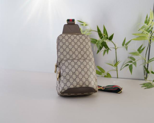 古驰 官网同步 高版本 胸包 永恒不过时的标志性产品 纯原单牛皮 顶级五金制作 非市面普通版本 今年gucci最爱的款式 全部实拍 实用性非常高 完全不用担心穿