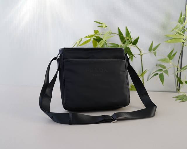 普拉达 官网同步 高版本 斜挎单肩背包 经典不过时之作 原单布料材质 手感细腻 深度防水耐磨 非市面普通货 低调奢华 完全不浮夸的款式 日常又时髦 规格:27X 普拉达 官网同步 高版本 斜挎单肩背包 经典不过时之作 原单布料材质 手感细腻 深度防水耐磨 非市面普通货 低调奢华 完全不浮夸的款式 日常又时髦 规格:27X