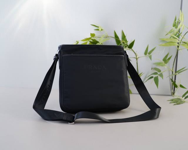 普拉达 官网同步 高版本 斜挎单肩背包 经典不过时之作 原单布料材质 手感细腻 深度防水耐磨 非市面普通货 低调奢华 完全不浮夸的款式 日常又时髦 规格：28X