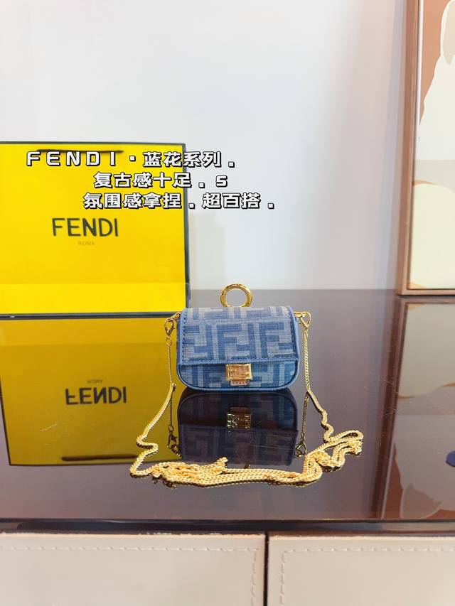 配礼盒. 芬迪 Baguette刺绣零钱挂件包. 温润细腻 优雅高级 非常百搭耐看 经典时髦尺寸：11*3*7Cm