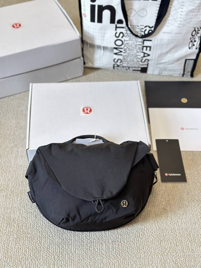 Lululemon 男女款胸包超好看 防水面料，好打理，超级实用的多功能休闲运动款，不 挑男女 #Ululemon #Lululemon 包 颜色：黑色白蛋白