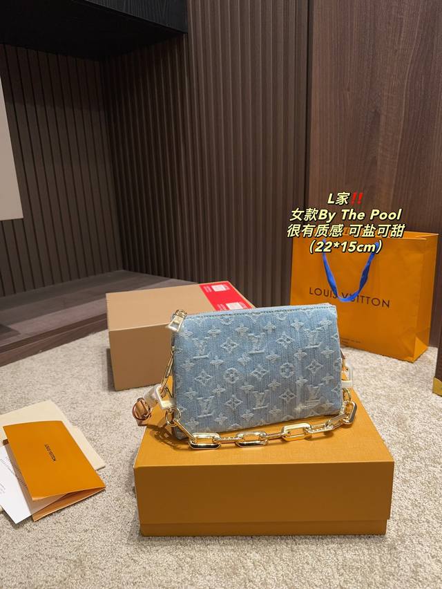 全套包装尺寸22.15 Lv 女款by The Pool 绵密的手感，轻便的包包 很有质感 可盐可甜 上身绝美 无可比拟 是每个追求漂亮的女孩必入单品