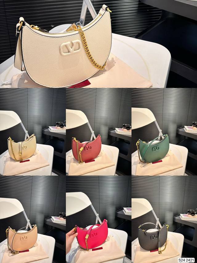 华伦天奴月牙包 精致美丽 高级优雅 很好驾驭，不挑衣服，不挑季节 一年四季都可，可盐可甜 高个子小姐姐背，气质御姐范 小个子的小姐姐背，甜甜女孩一枚 尺寸：20