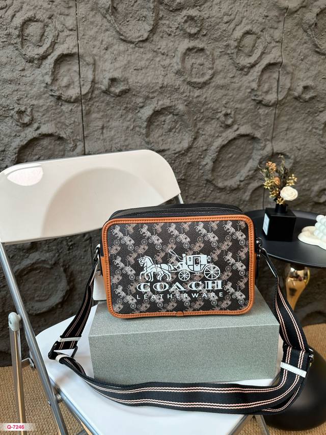 配折叠盒 蔻驰相机包,百搭简约,颜值高 具有独特的艺术气息 简单百搭 颜值高是个精致的时尚托特 日常出街首选 尺寸23.16Cm 配折叠盒 蔻驰相机包,百搭简约,颜值高 具有独特的艺术气息 简单百搭 颜值高是个精致的时尚托特 日常出街首选 尺寸23.16Cm