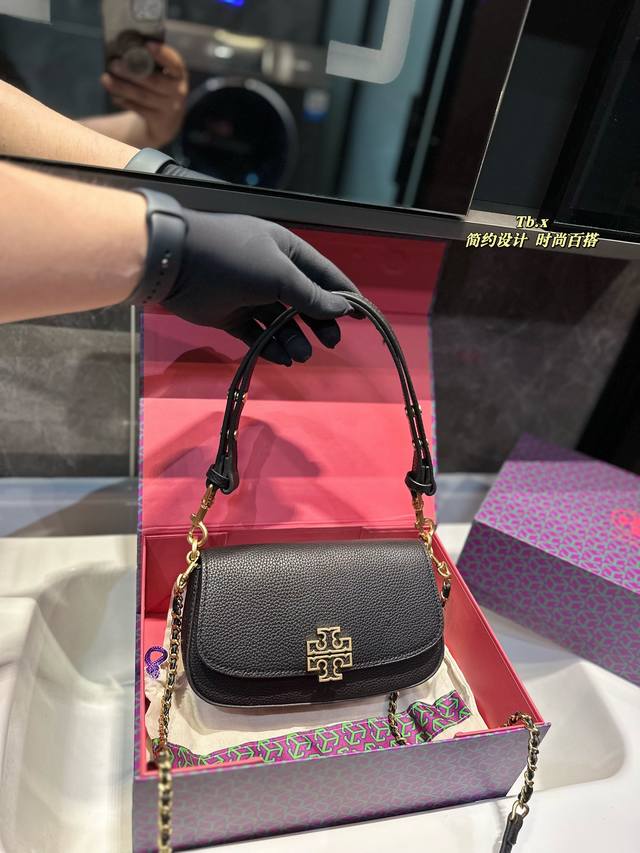 礼盒包装 托里伯奇britten腋下包多功能小挎包、配两根肩带 都可拆卸 皮肩带可调节长度做腋下包也可做斜挎包、链条可斜挎、超级多背法容量也非常可，轻松放大手机