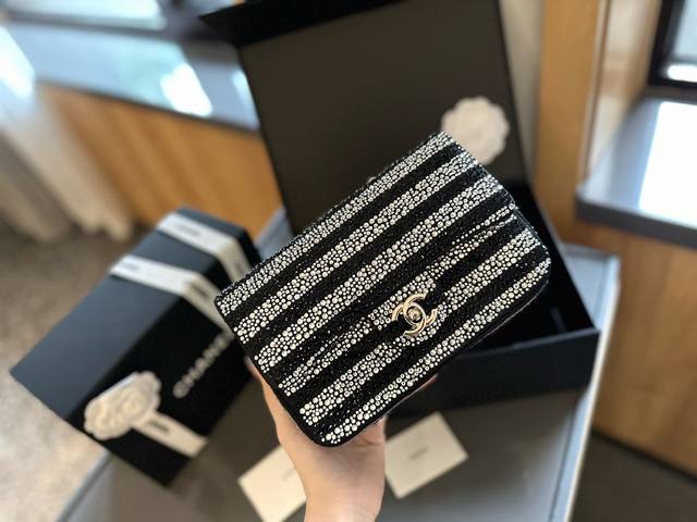 折叠礼盒包装 新款cf 满钻链条 Chanel 香奈儿 链条包 可斜挎单肩,上身后超显气质小巧实用 超级百搭必备单品 配礼盒 尺寸20Cm 折叠礼盒包装 新款cf 满钻链条 Chanel 香奈儿 链条包 可斜挎单肩,上身后超显气质小巧实用 超级百搭必备单品 配礼盒 尺寸20Cm