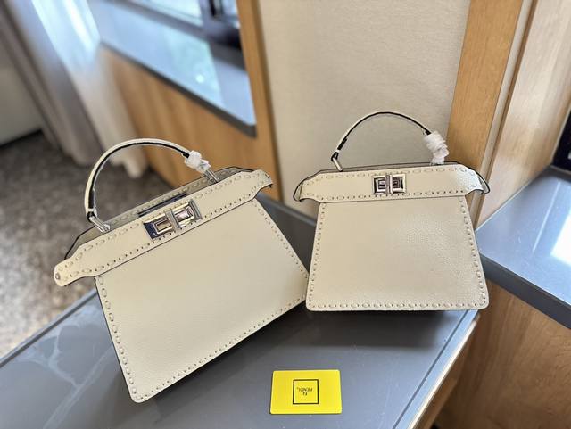 折叠礼盒包装 Fendi芬迪peekaboo小猫包 经典包型 可爱俏皮 高级感满满 任何搭配都可轻松驾驭 尺寸23×18小 27×20大