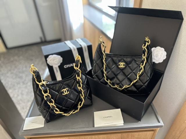 折叠礼盒+官网飞机箱” Chanel 香奈儿 24 新品 Hobo 腋下包 谁能拒绝一个能装又好看的hobo啊！ 还是羊皮黑金hobo 而且链条也很特别 虽然链
