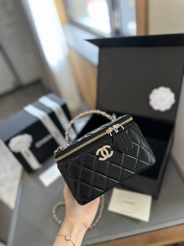 折叠礼盒包装 Chanel 新品 高级镶金镂空编织手柄 盒子包 化妆包 小箱子 最近的盒子包系列真的好火,小盒子当然是异常可爱啦。尺寸 16 10 8Cm 折叠礼盒包装 Chanel 新品 高级镶金镂空编织手柄 盒子包 化妆包 小箱子 最近的盒子包系列真的好火,小盒子当然是异常可爱啦。尺寸 16 10 8Cm
