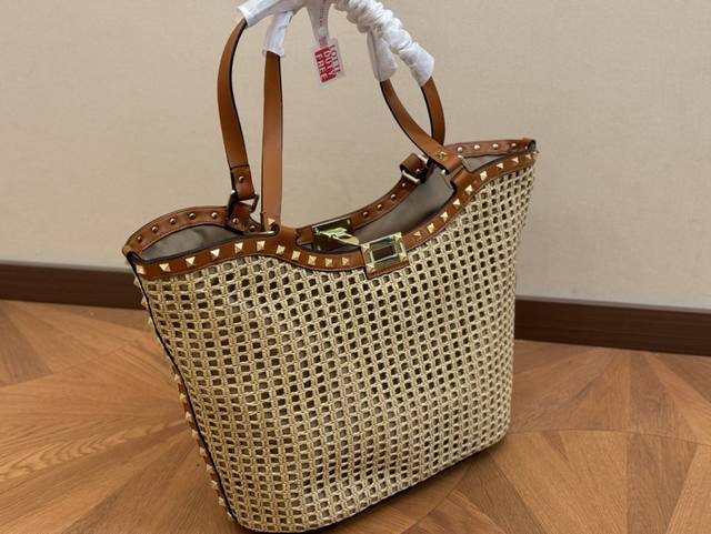 Size：32.28Cm 华伦天奴 新品！ 谁能拒绝bling Bling 包包 春夏各种花花的小裙子~ 都完全没问题~