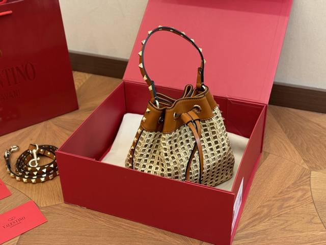 配盒 Size：19.18Cm 华伦天奴 新品！ 谁能拒绝bling Bling 包包 春夏各种花花的小裙子~ 都完全没问题~