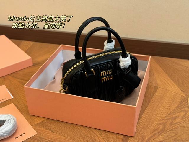 升级版配盒 Size：20*14Cm Miumiu保龄球包包甜度刚好！ 很难不爱啊啊！ 又奶又千金的感觉！ 可手拎也可斜挎 绝对不是小废包哦容量足足的~~ 出场