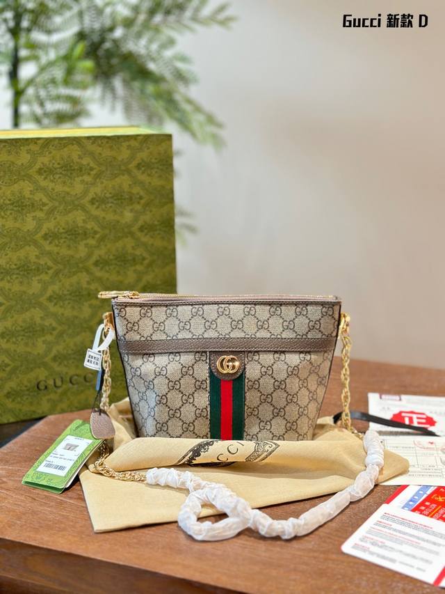 简介:这款迷你肩背包以别出心裁的设计焕新诠释ophidia系列,为经典肩背包款式注入新意。这款设计采用品牌标志性的米色和乌木色配色ggsupreme帆布制成。 简介:这款迷你肩背包以别出心裁的设计焕新诠释ophidia系列,为经典肩背包款式注入新意。这款设计采用品牌标志性的米色和乌木色配色ggsupreme帆布制成。