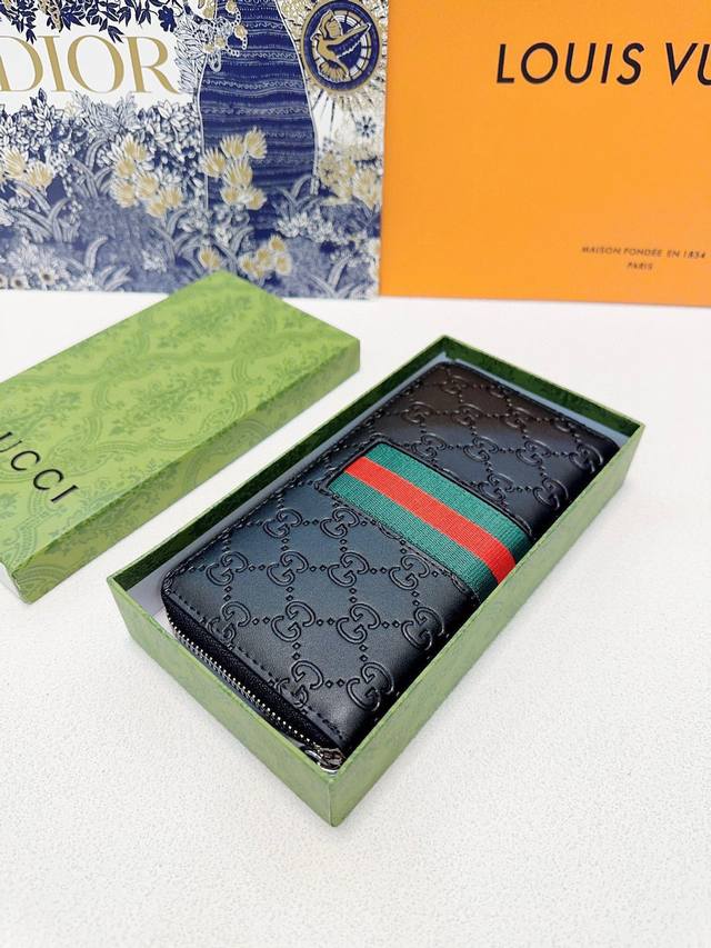 颜色 黑尺寸 20X10古奇单拉链手包原版头层牛皮压花一流手感媲美专柜正品,看细节多卡位大容量,现货供应 颜色 黑尺寸 20X10古奇单拉链手包原版头层牛皮压花一流手感媲美专柜正品,看细节多卡位大容量,现货供应