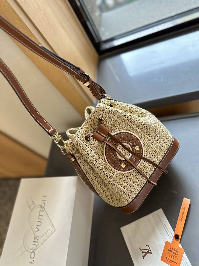 折叠礼盒包装 Lv 24 新款编织水桶 上身效果很棒哦 新品真的很nice 搜索lv 水桶包 Size:23.23Cm 折叠礼盒包装 Lv 24 新款编织水桶 上身效果很棒哦 新品真的很nice 搜索lv 水桶包 Size:23.23Cm