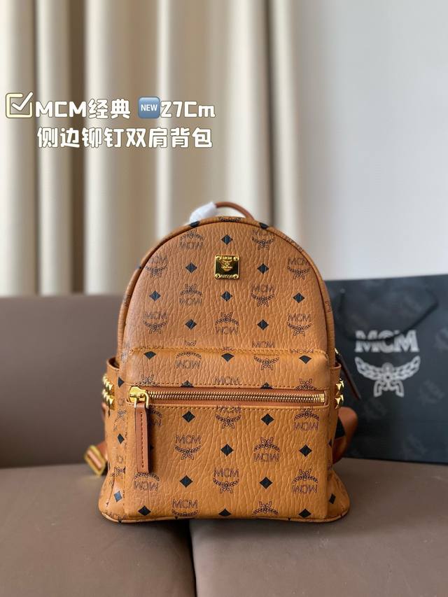 中号 Mcm经典侧边铆钉双肩背包 还是经典的黑色跟干邑色 Mcm双肩包有多火爆不用我多说吧！侧钉背包是经典中的经典！很多偶像剧里都会出现的一款！各路明星大咖纷纷